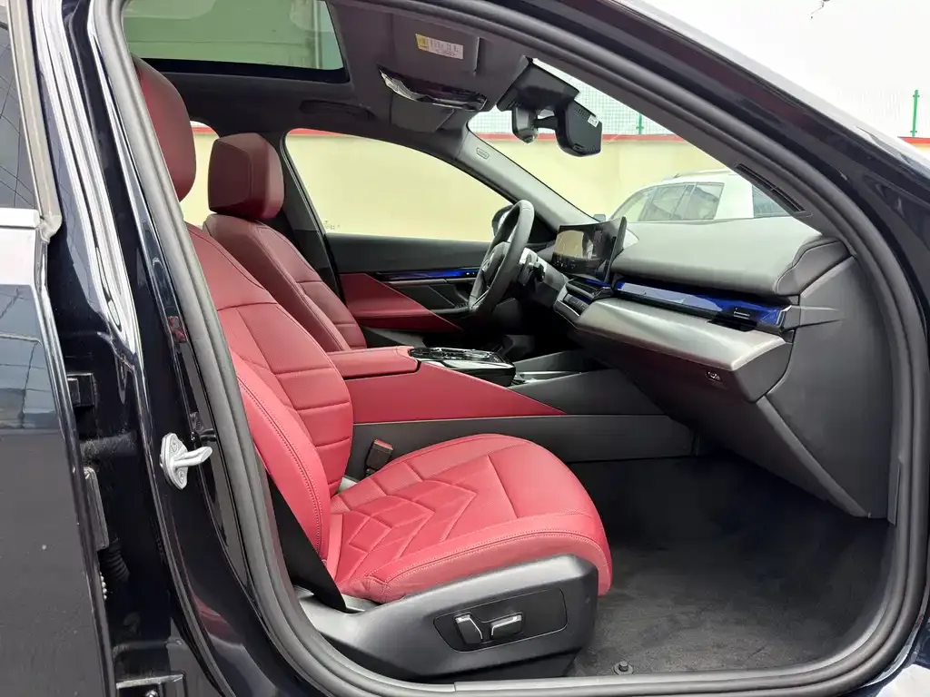 BMW 5 Series 2025 из CN, фото 3