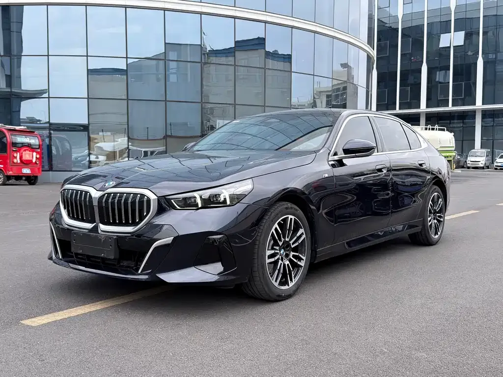 BMW 5 Series 2025 из CN, фото 9