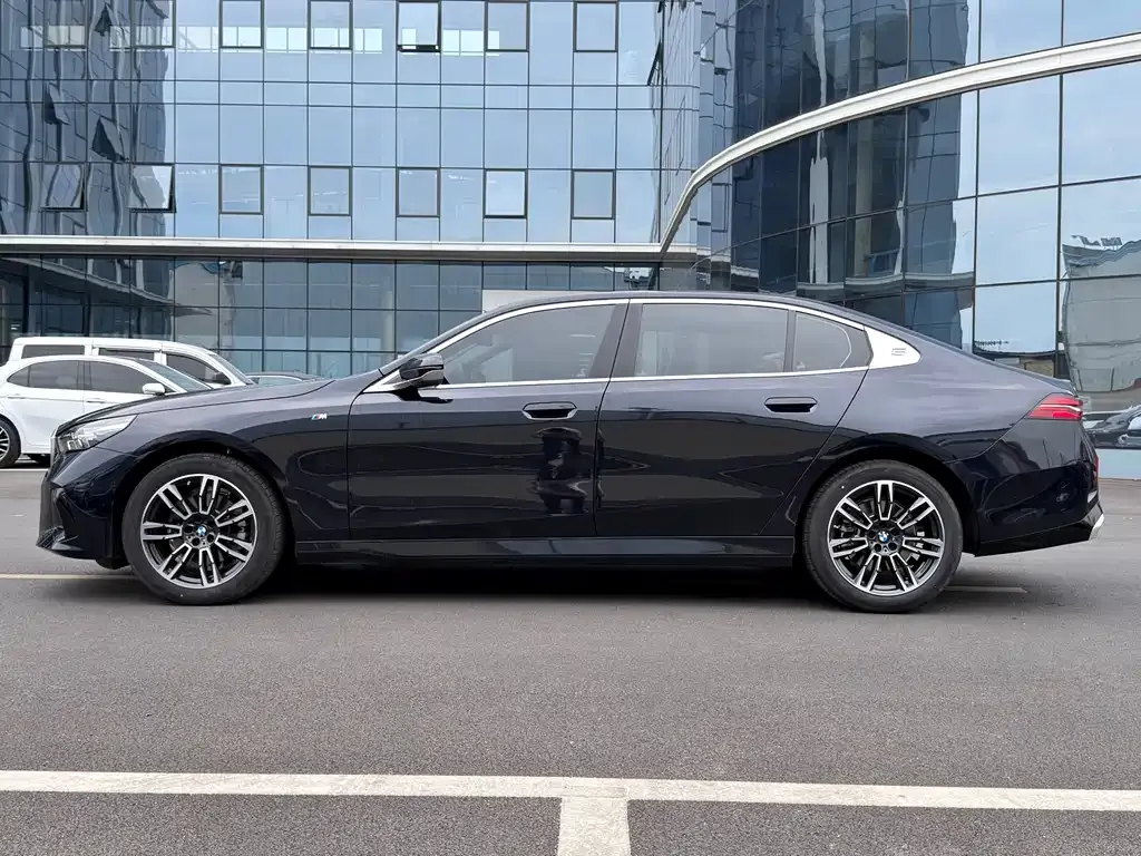 BMW 5 Series 2025 из CN, фото 7