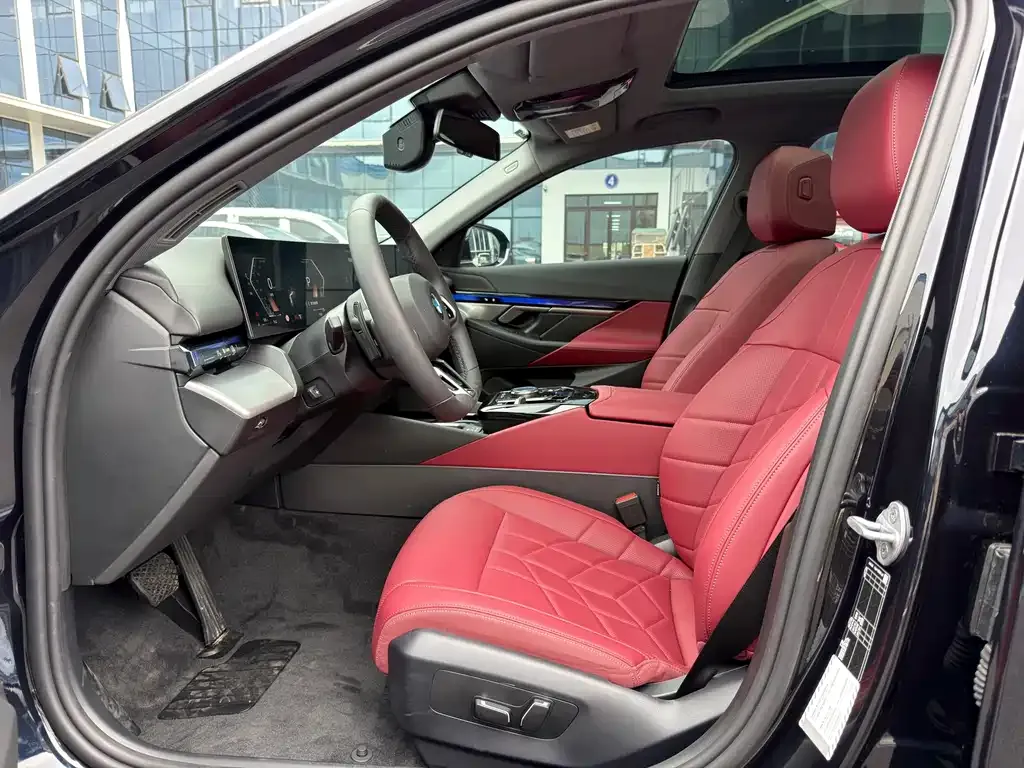 BMW 5 Series 2025 из CN, фото 4