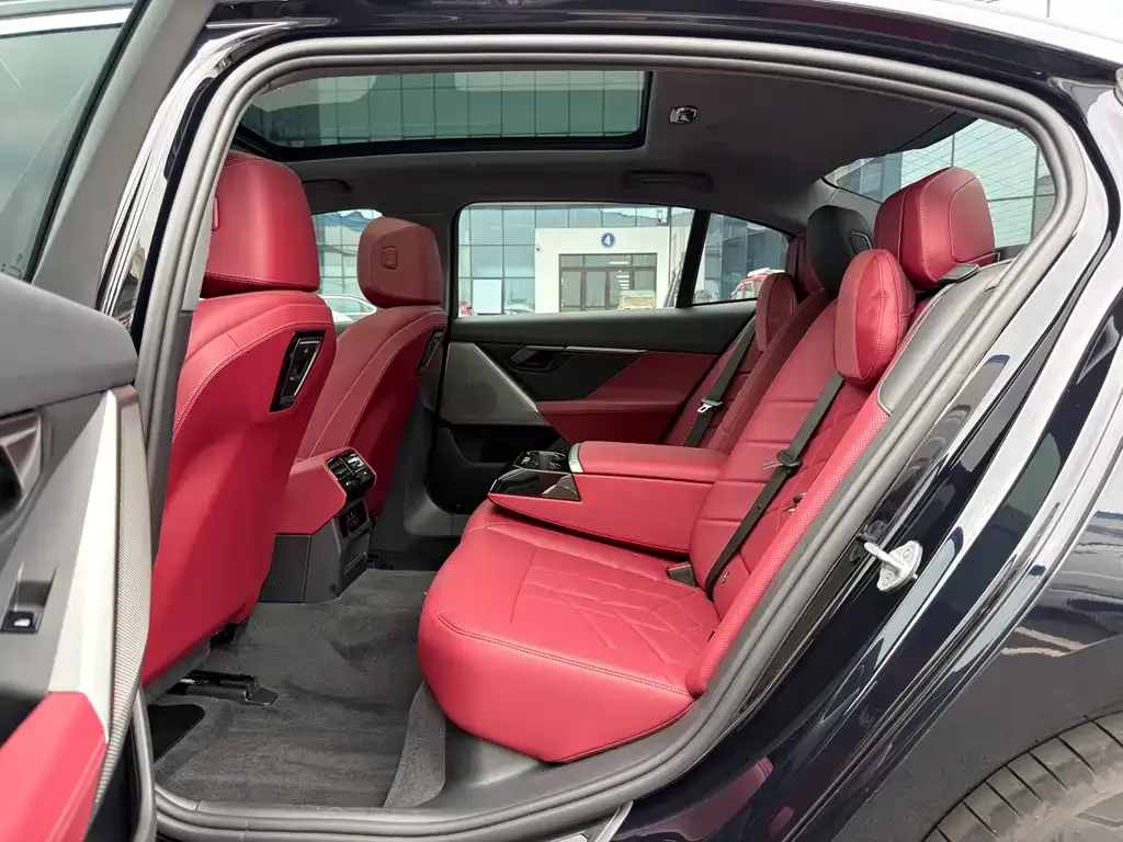 BMW 5 Series 2025 из CN, фото 8