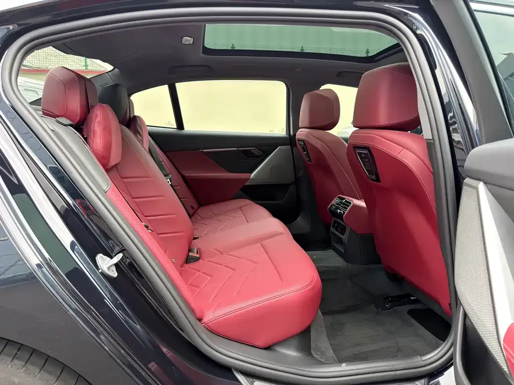 BMW 5 Series 2025 из CN, фото 6