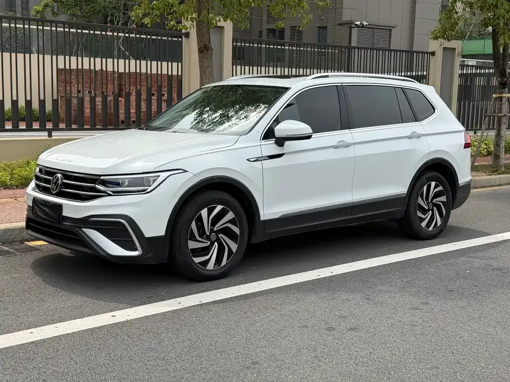 Volkswagen Tiguan L — фото 1