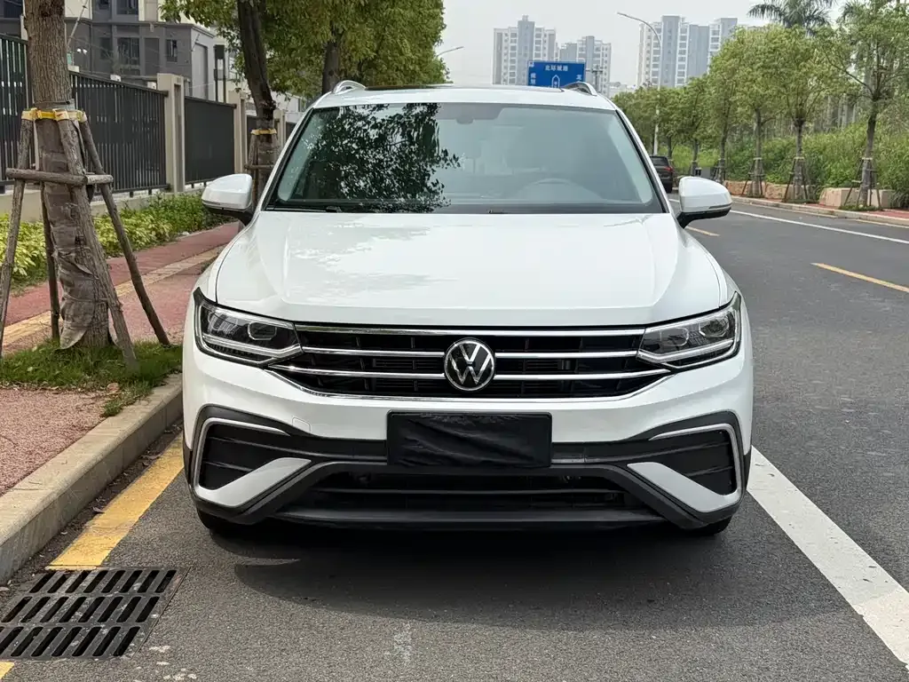 Volkswagen Tiguan L — фото 7