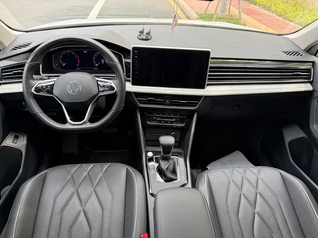 Volkswagen Tiguan L — фото 2