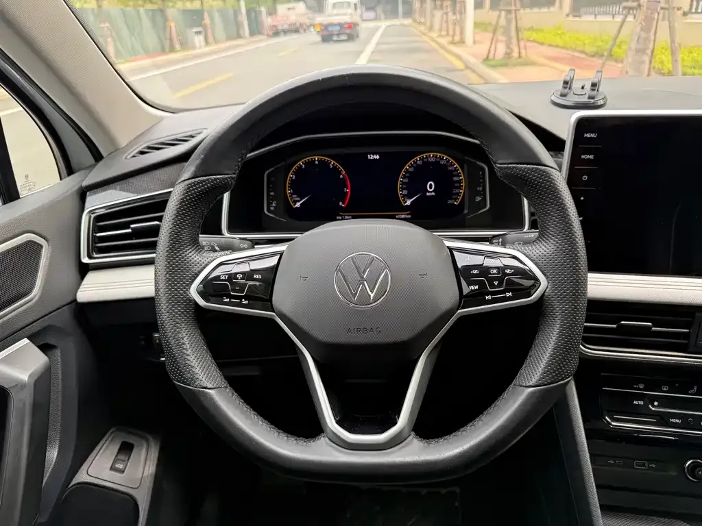 Volkswagen Tiguan L — фото 10