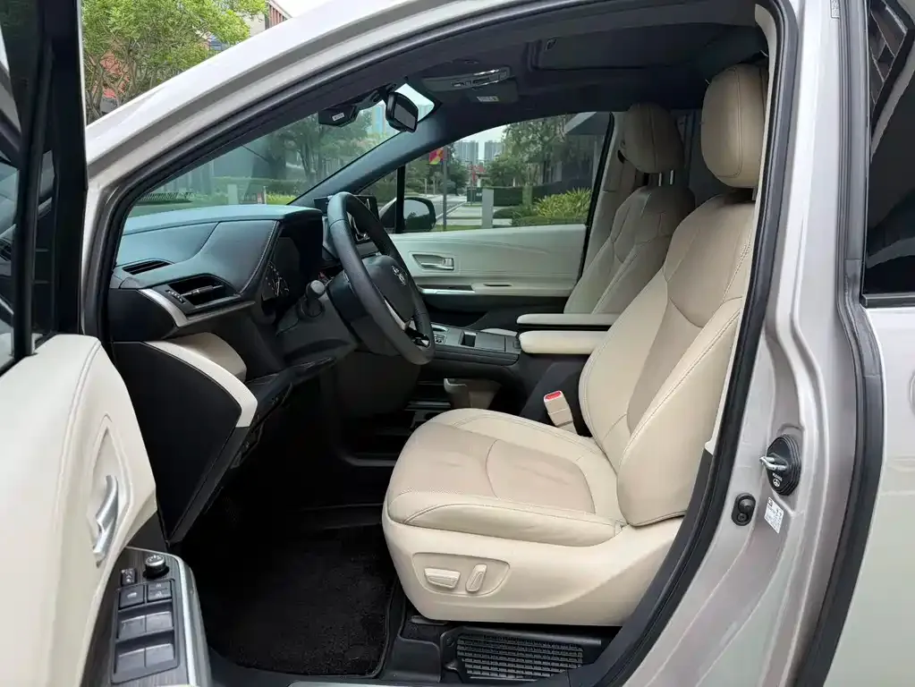 Toyota Sienna 2022 из CN, фото 4