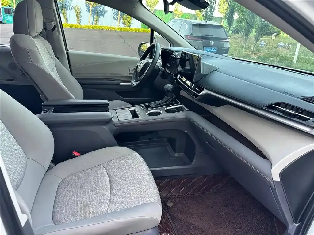 Toyota Sienna 2024 из CN, фото 4