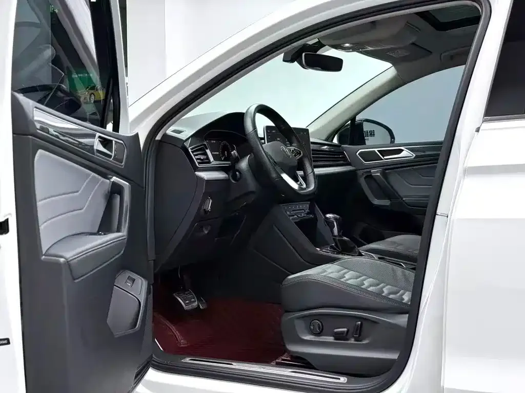 Volkswagen Tiguan L — фото 4