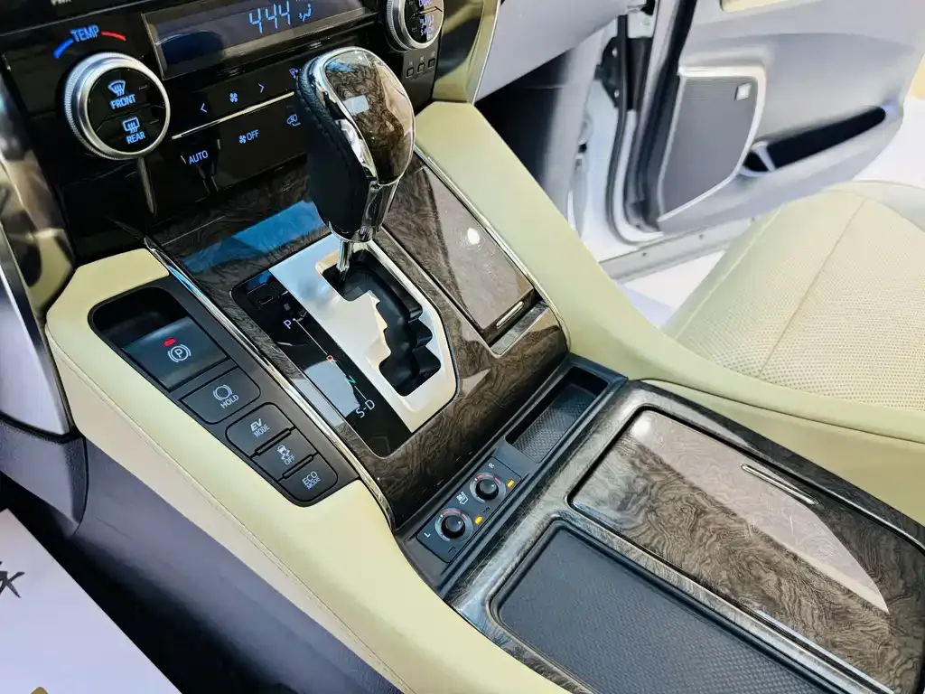 Toyota Vellfire — фото 10