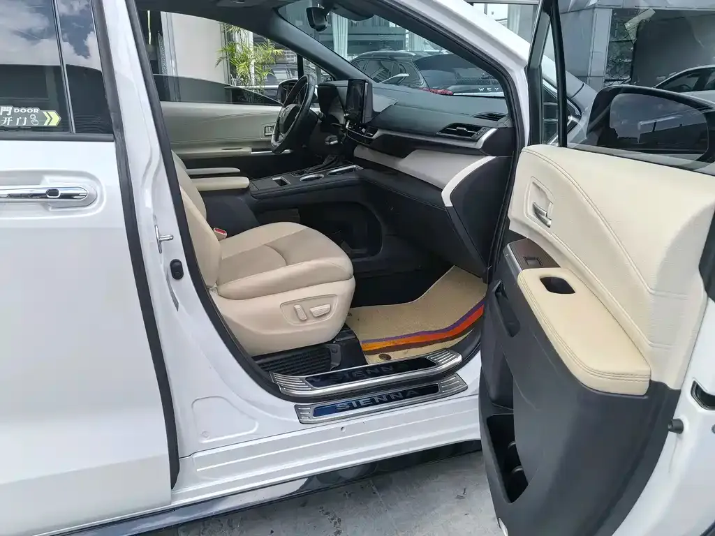 Toyota Sienna 2022 из CN, фото 3