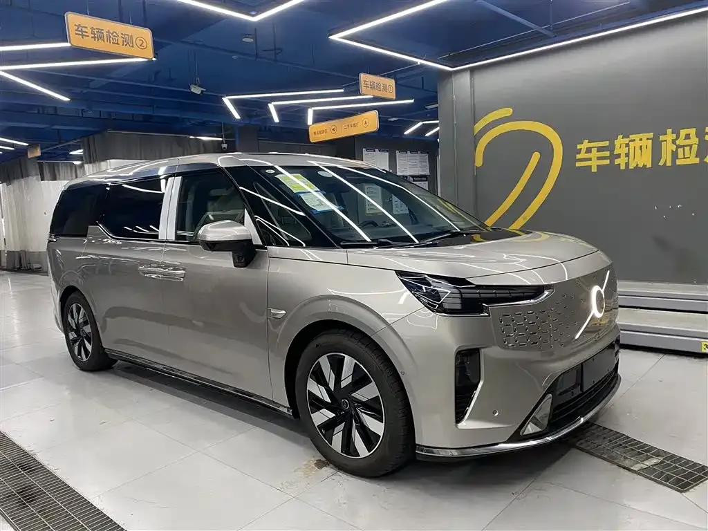 Volvo EM90 2026 из CN, фото 8