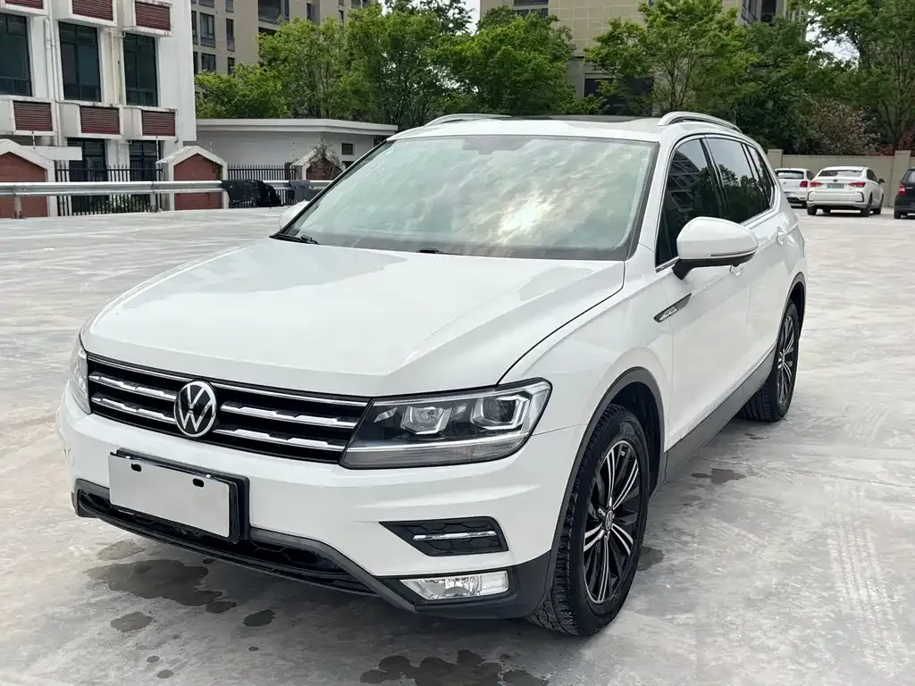 Volkswagen Tiguan L — фото 1