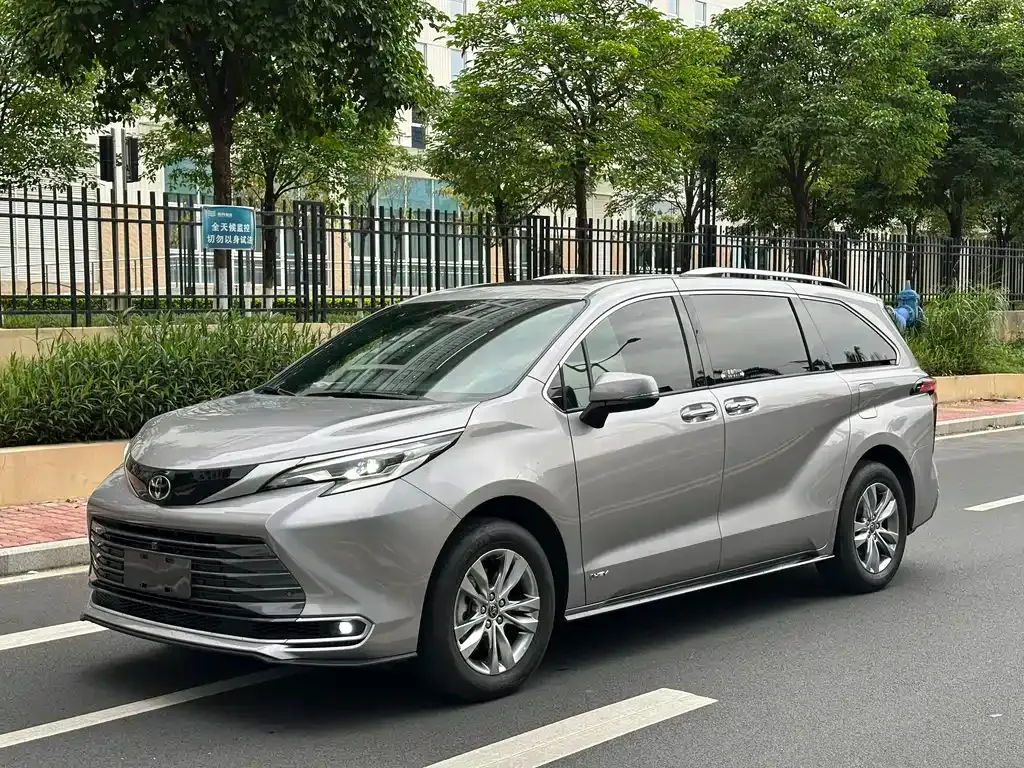 Toyota Sienna — фото 1