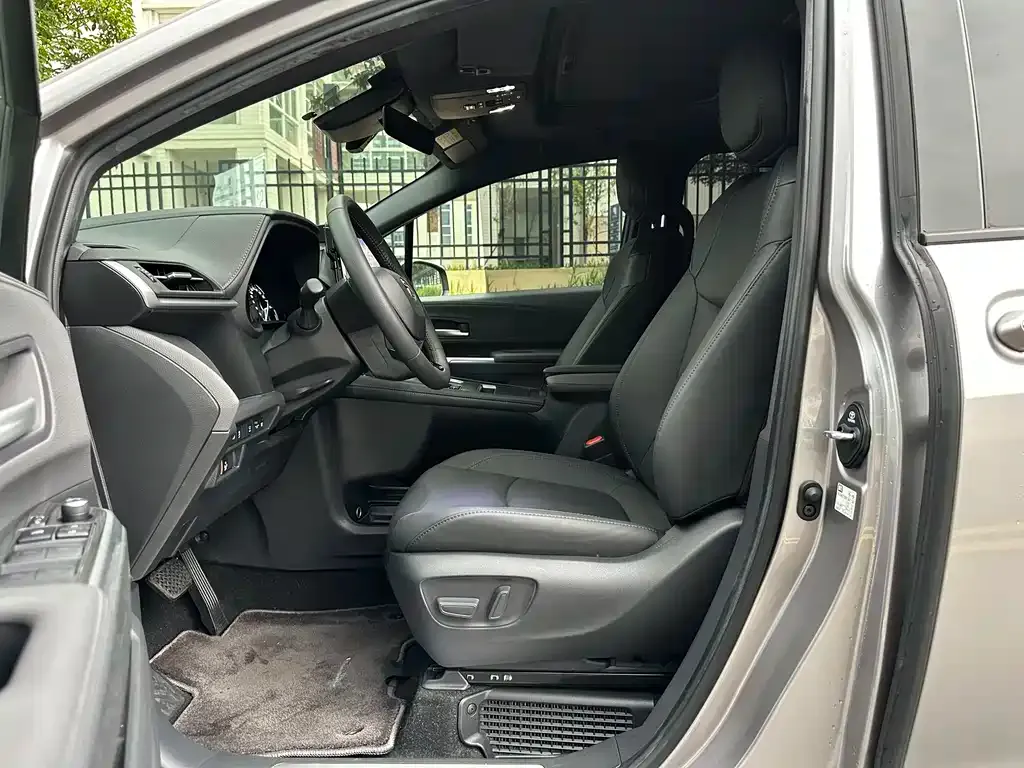 Toyota Sienna — фото 4