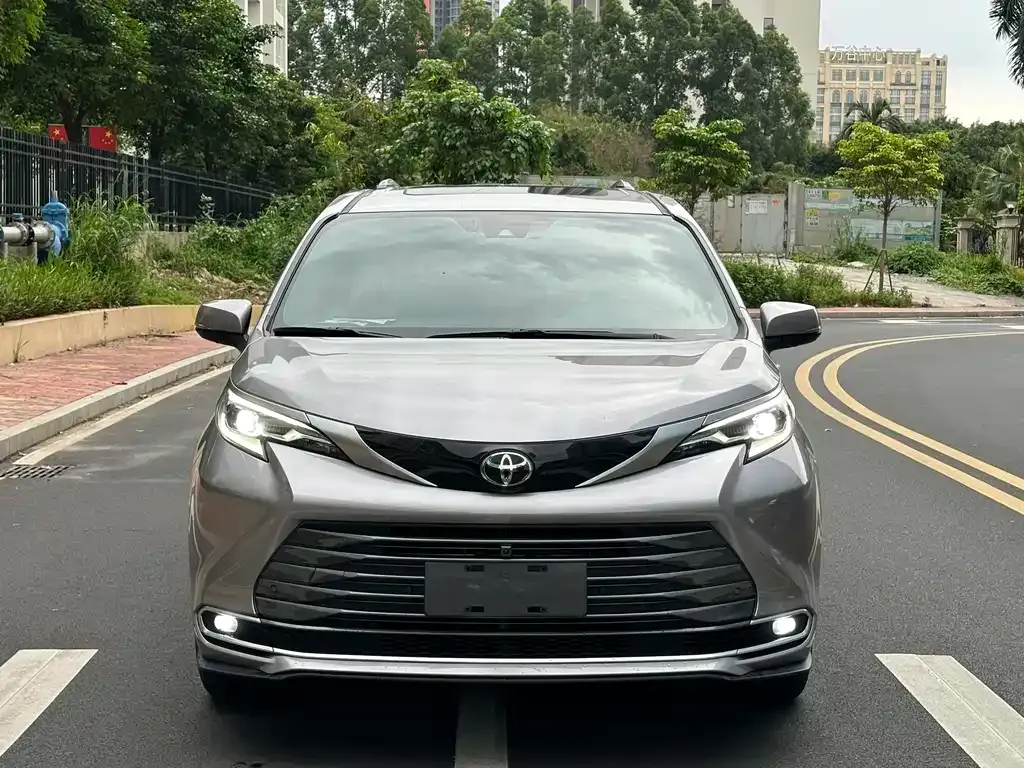 Toyota Sienna — фото 9
