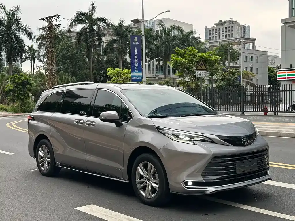 Toyota Sienna — фото 10