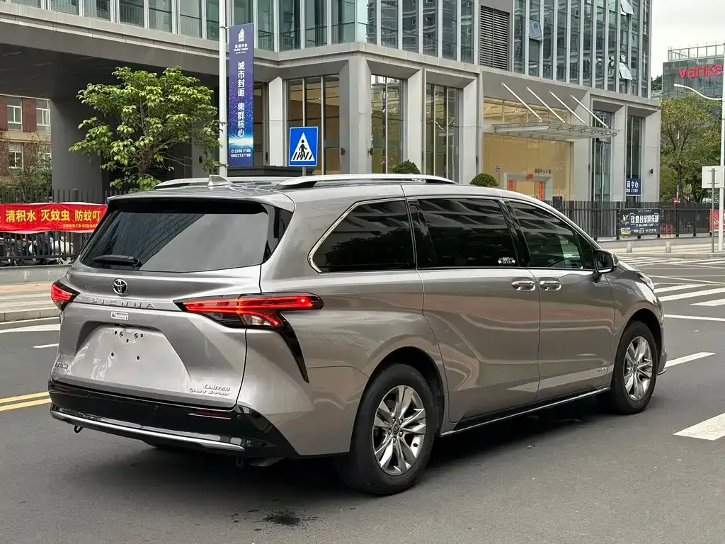 Toyota Sienna — фото 8