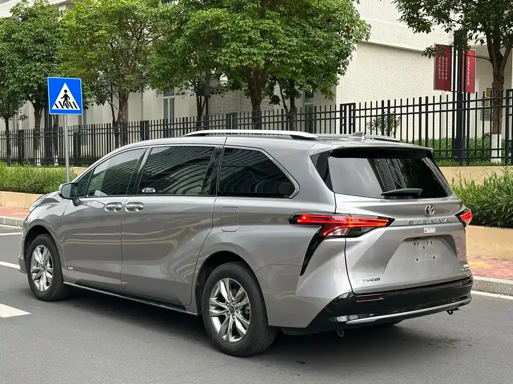 Toyota Sienna — фото 7