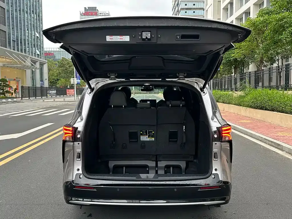 Toyota Sienna — фото 2
