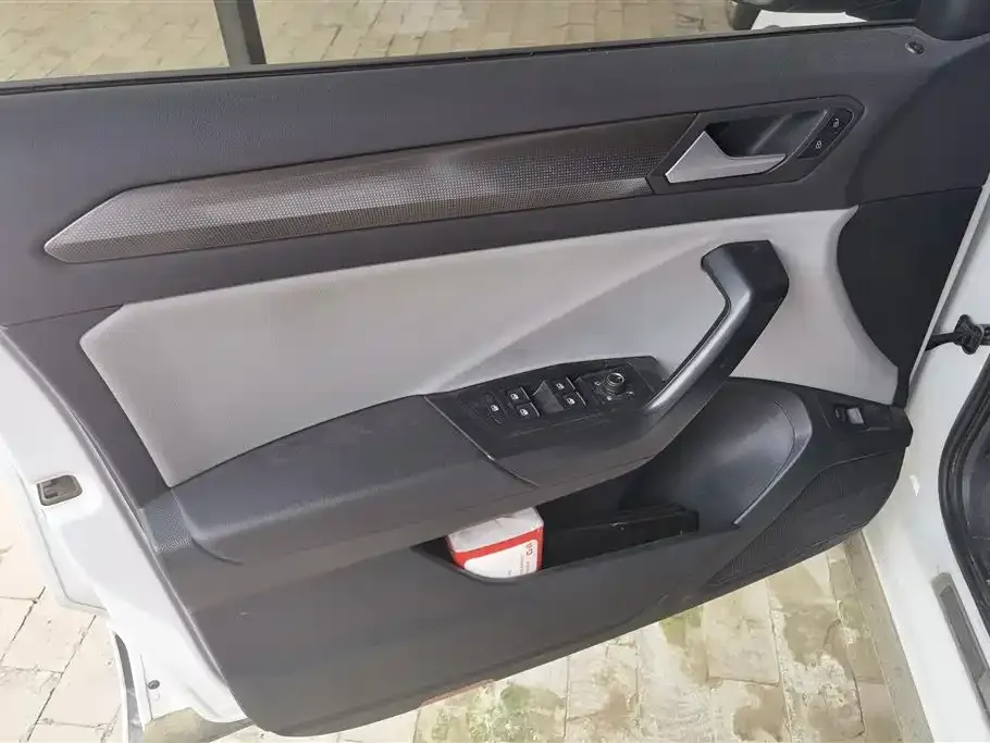 Volkswagen T-Roc — фото 8