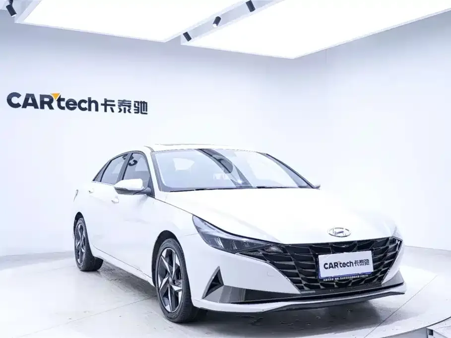 Hyundai Elantra — фото 1