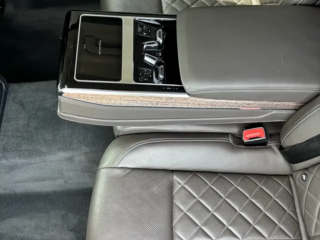 Audi A8 — фото 3
