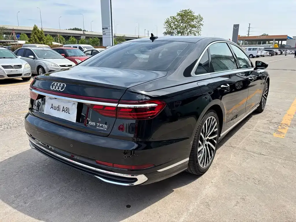Audi A8 — фото 6