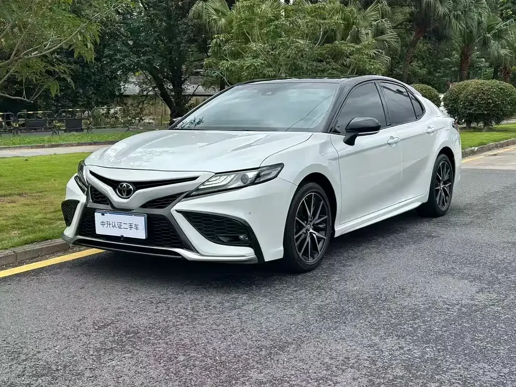 Toyota Camry — фото 1