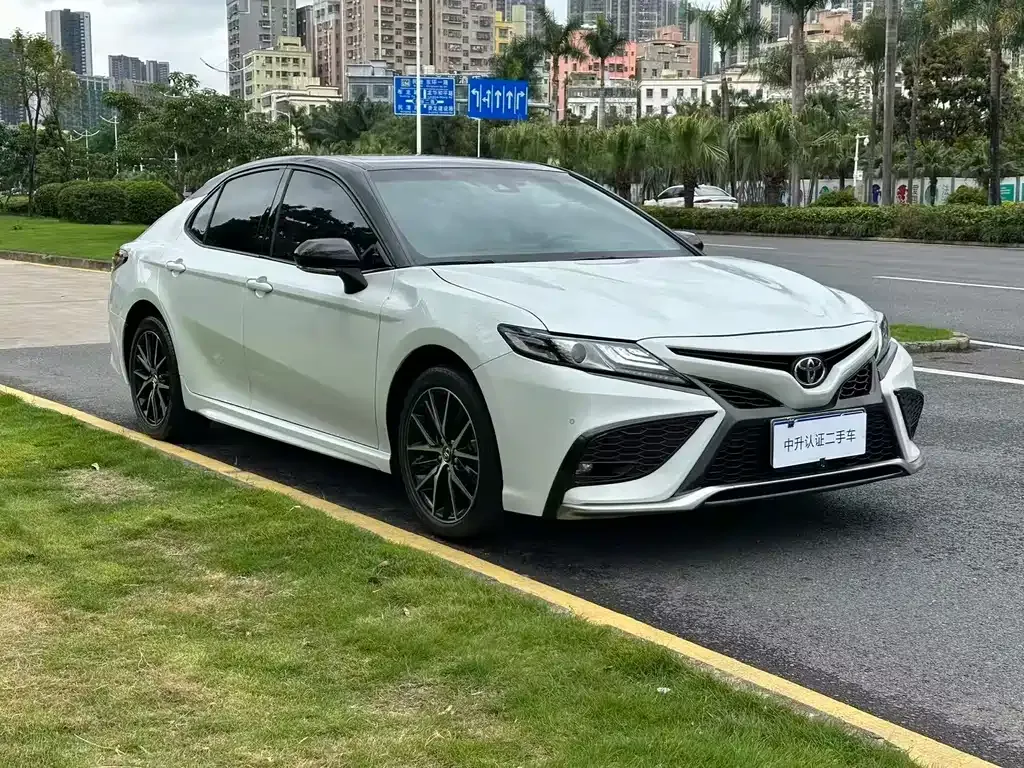 Toyota Camry — фото 3