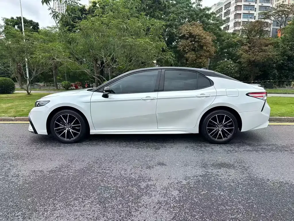 Toyota Camry — фото 10