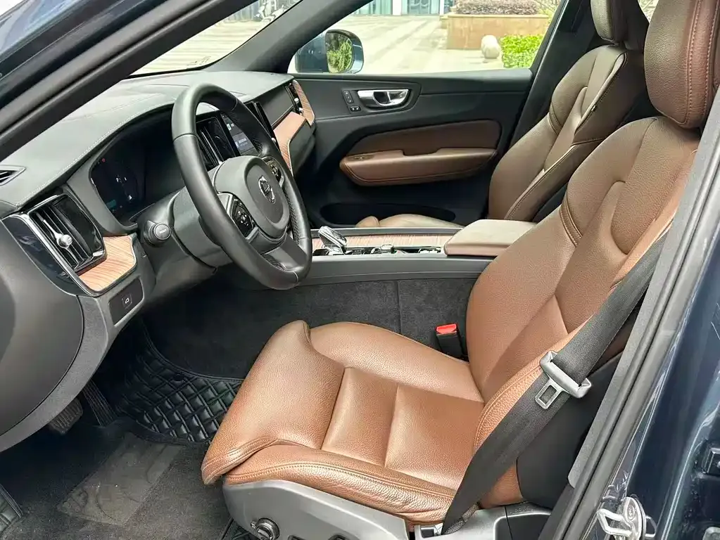 Volvo XC60 — фото 4