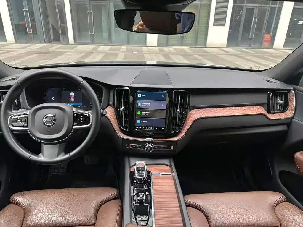 Volvo XC60 — фото 10