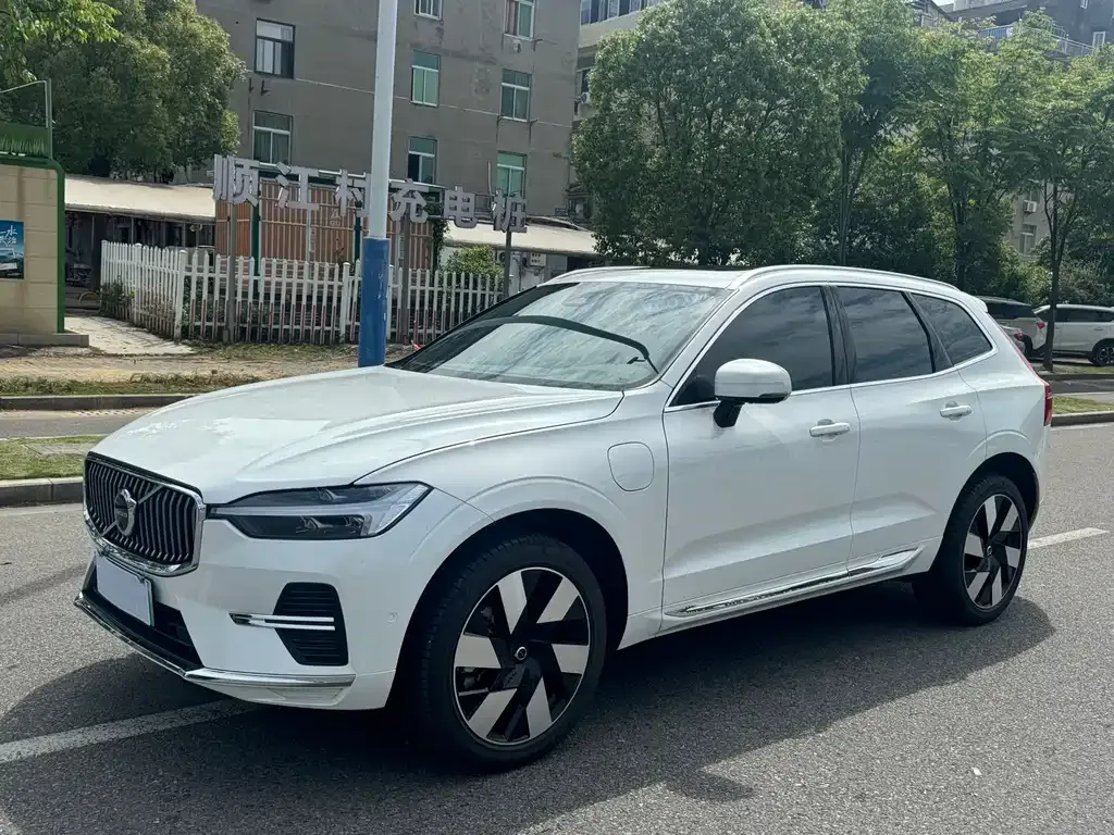 Volvo XC60 — фото 1