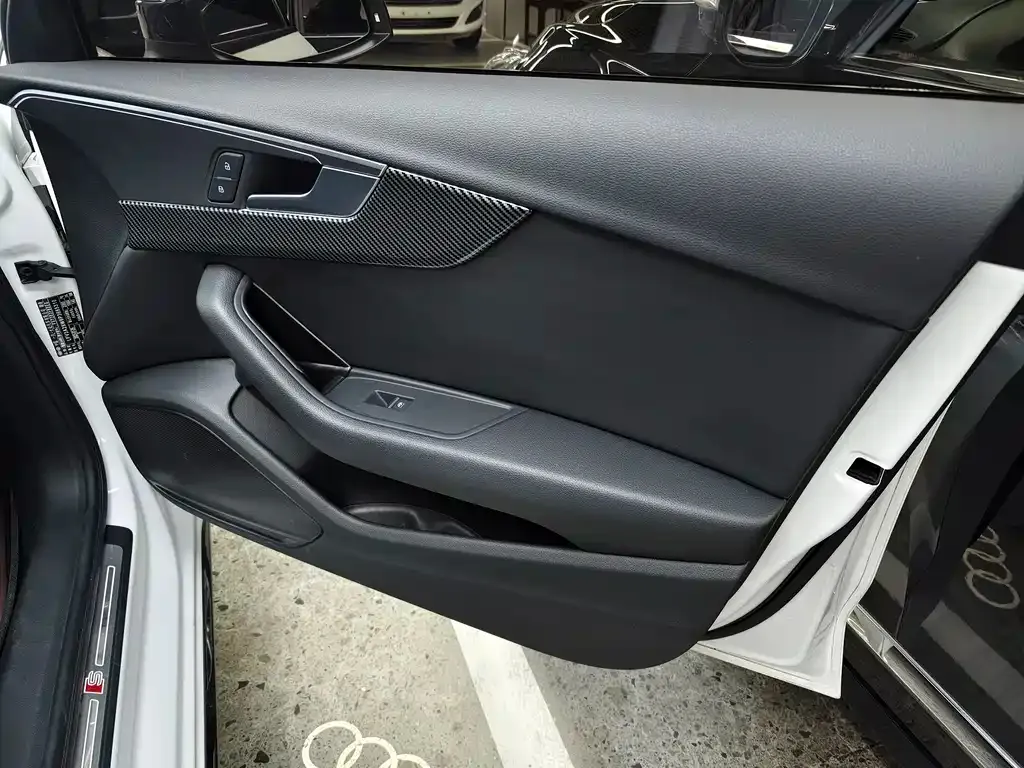 Audi A4L 2023 из CN, фото 2