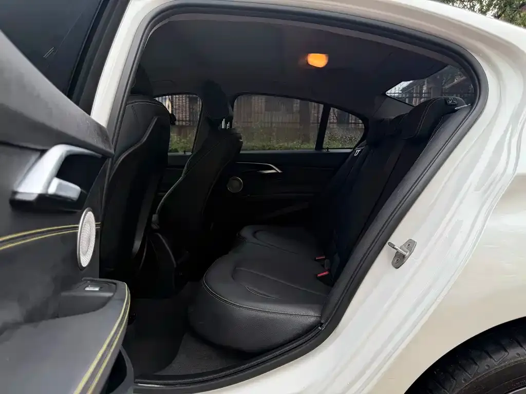 BMW 1 Series 2023 из CN, фото 8