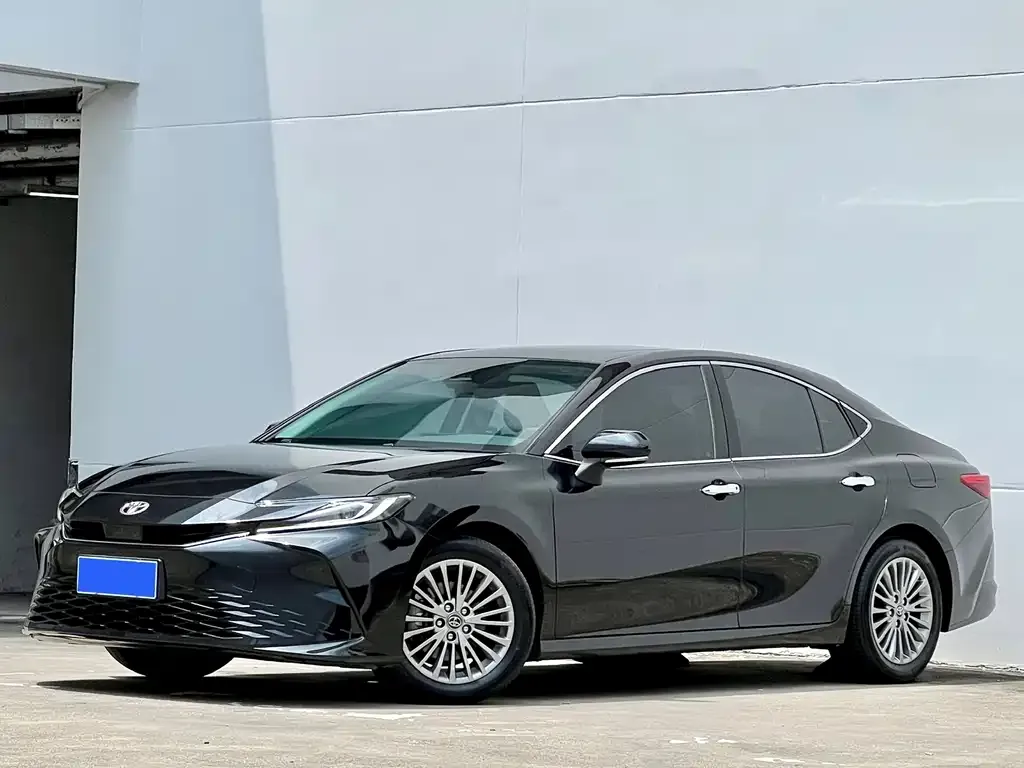 Toyota Camry — фото 1
