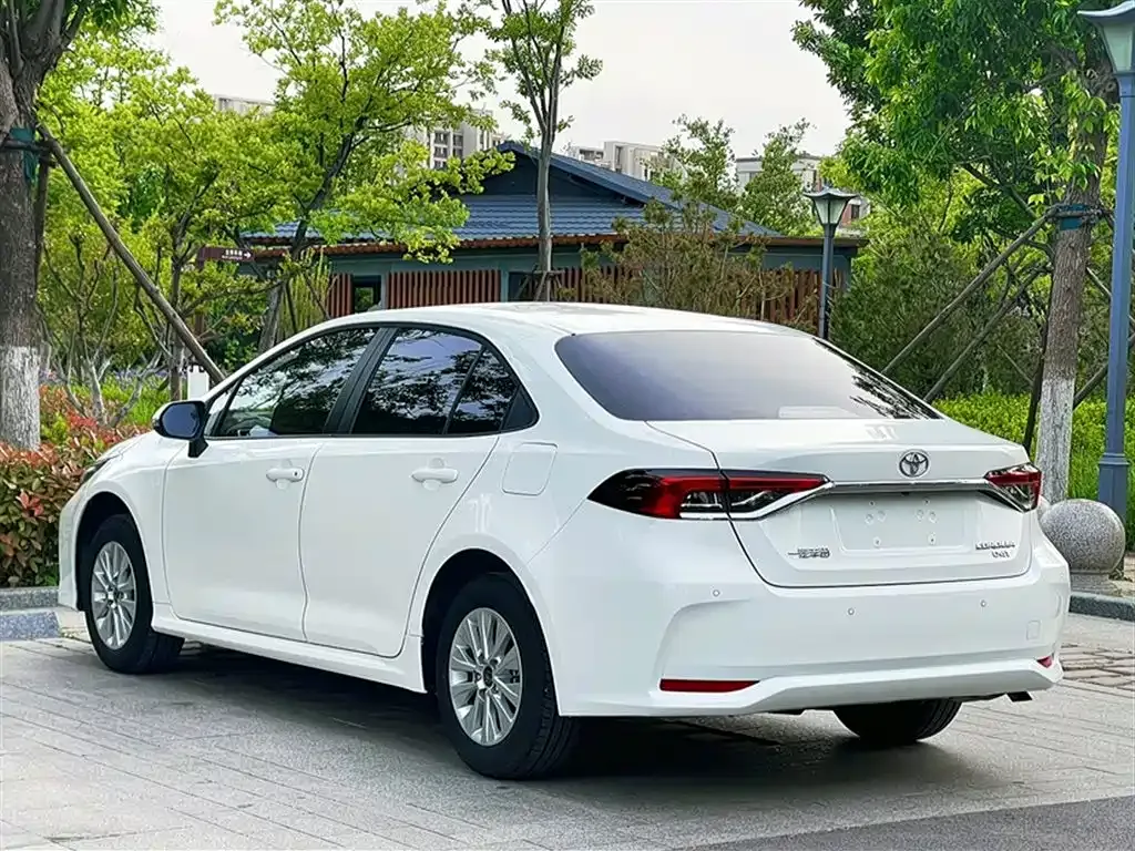 Toyota Corolla — фото 5