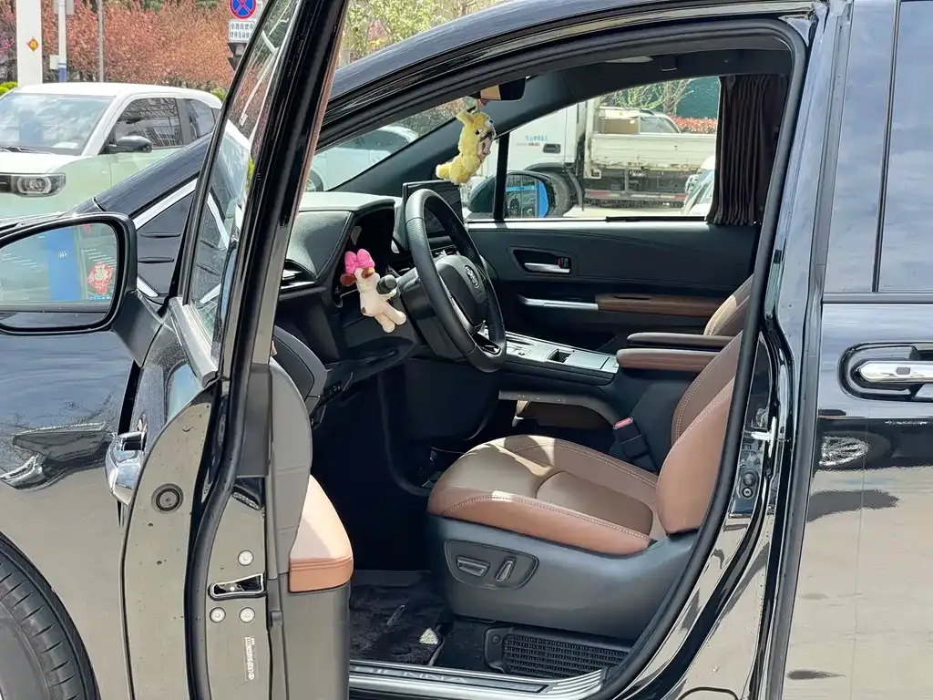 Toyota Sienna — фото 2