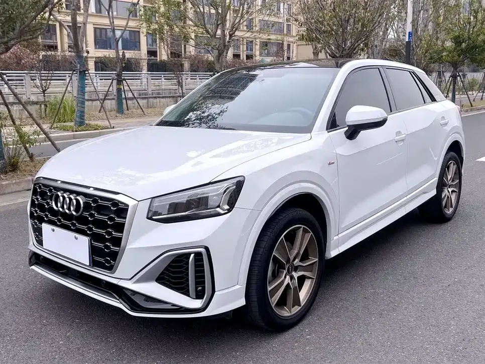 Audi Q2L — фото 1