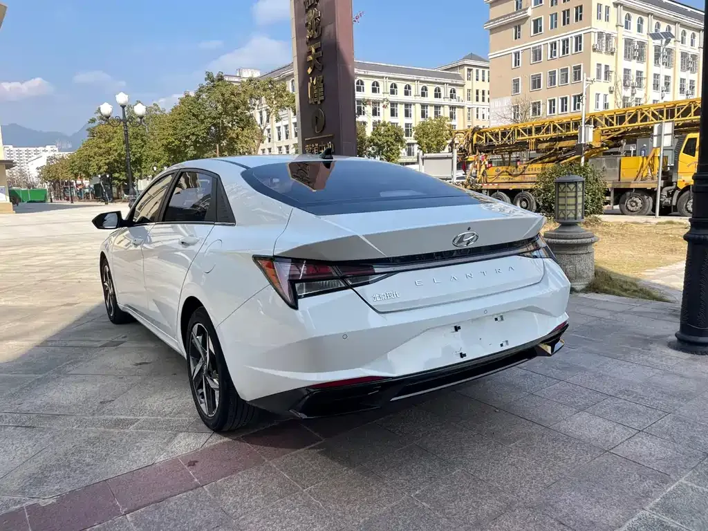 Hyundai Elantra — фото 7