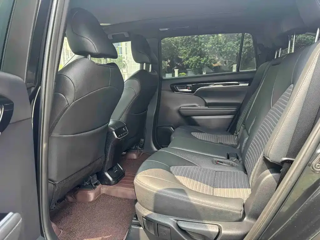 Toyota Crown Kluger 2024 из CN, фото 3