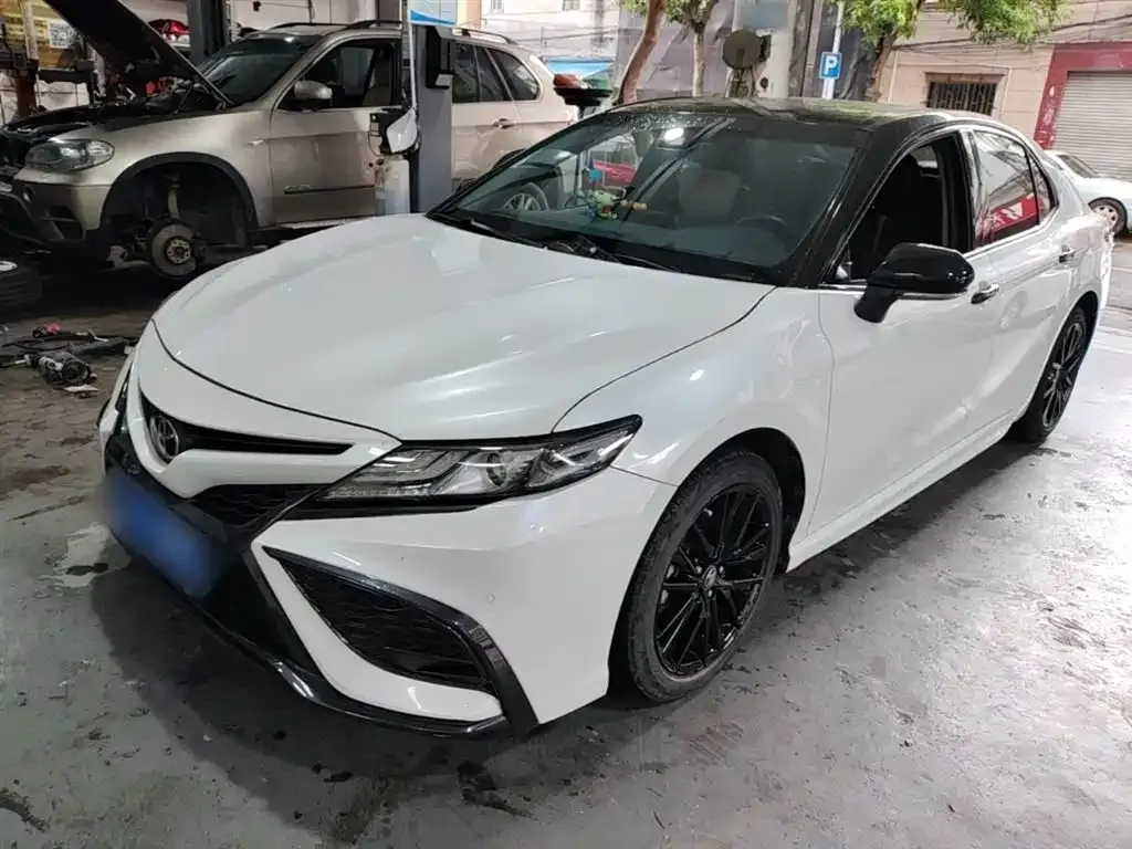 Toyota Camry — фото 1