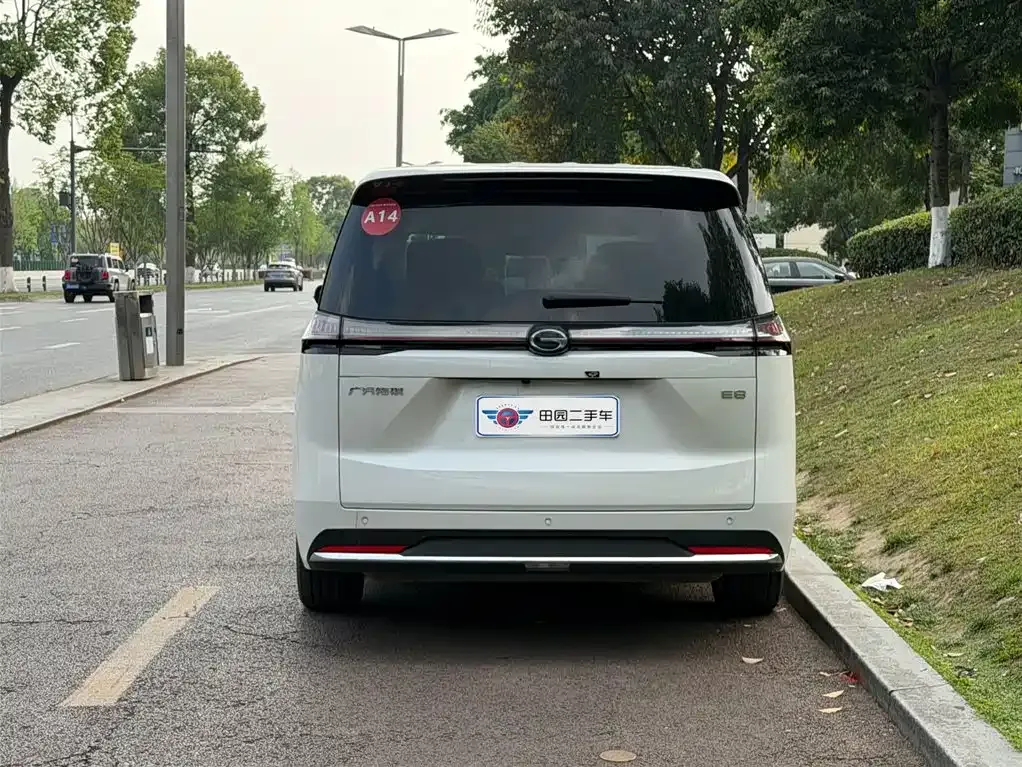 GAC Motor E8 Hybrid — фото 6