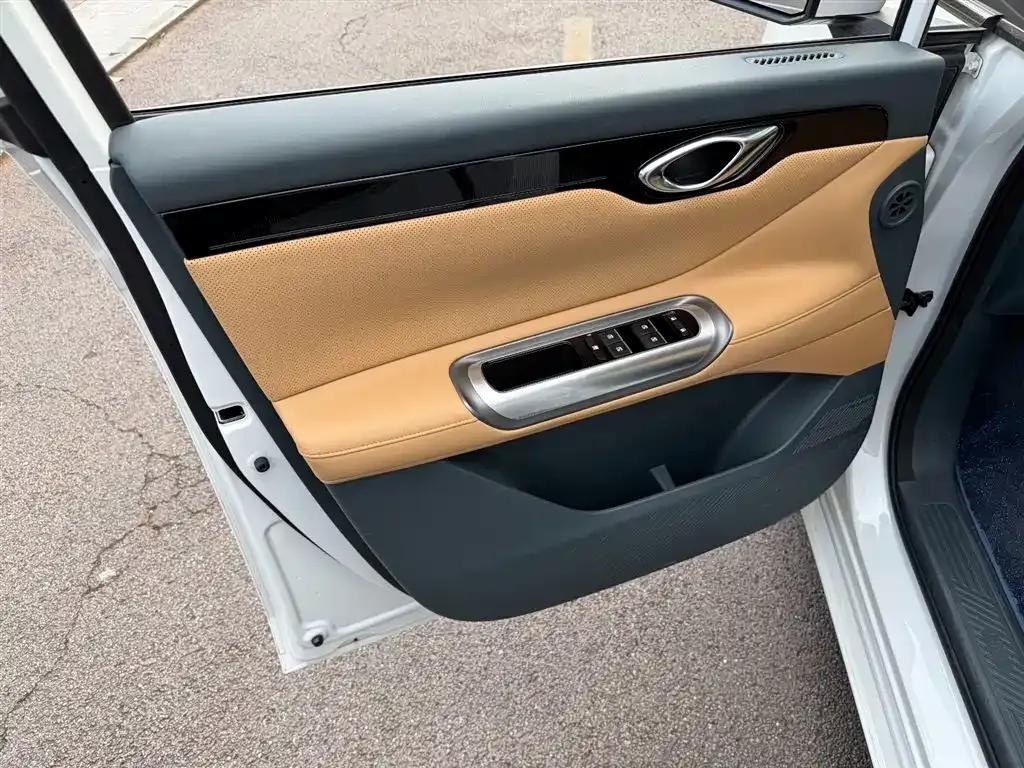 GAC Motor E8 Hybrid — фото 7