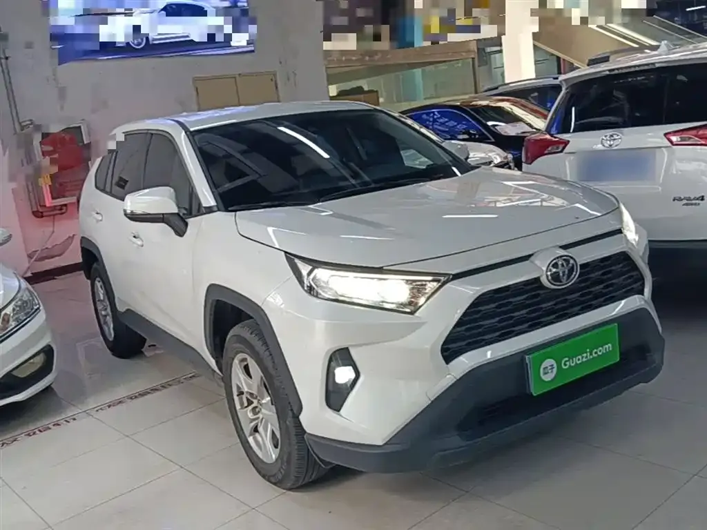 Toyota RAV4 — фото 8