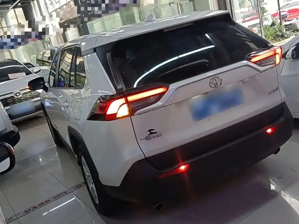 Toyota RAV4 — фото 6