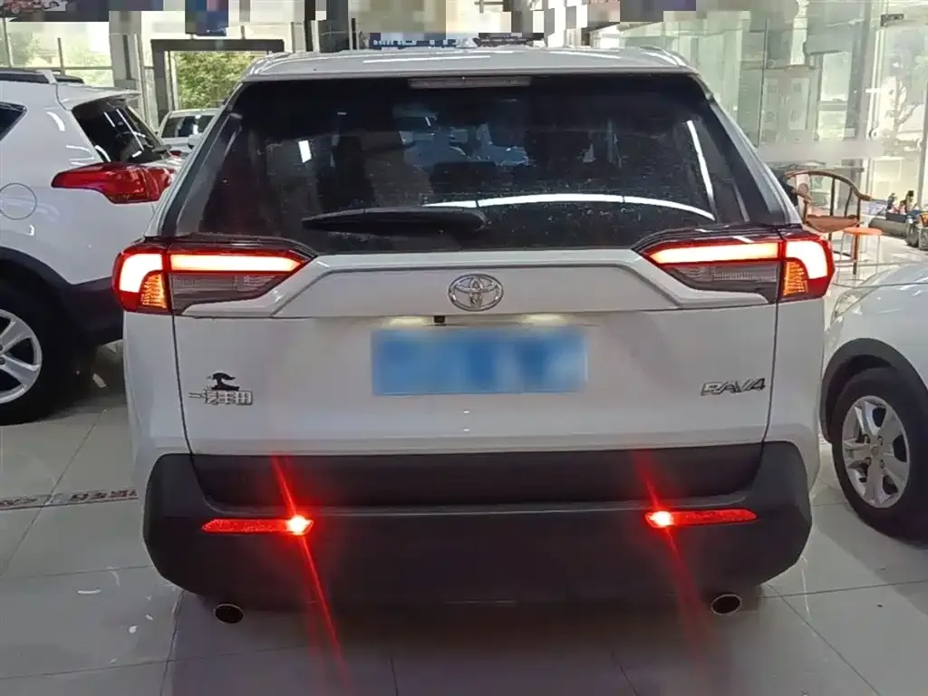 Toyota RAV4 — фото 5
