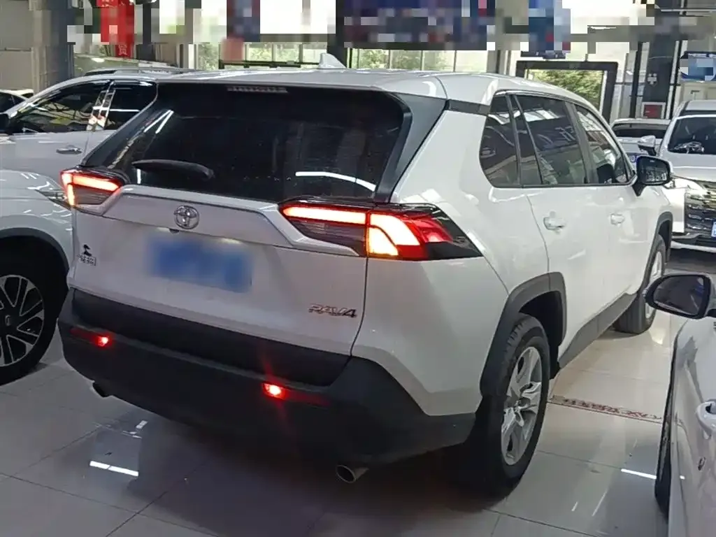 Toyota RAV4 — фото 10
