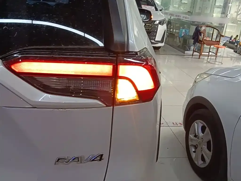 Toyota RAV4 — фото 9